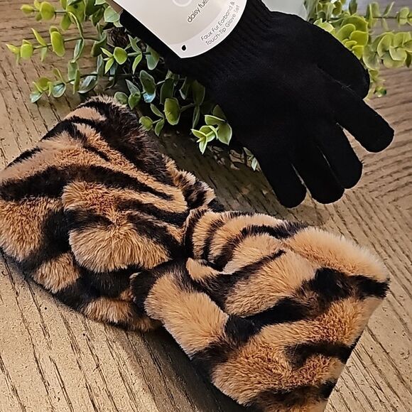 Leopard faux fur earband and touch tip glove set - Picture 6 of 6